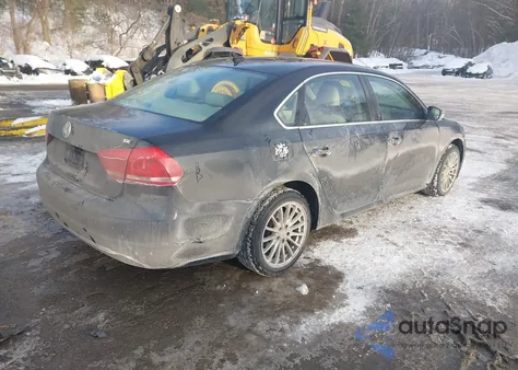 2013 Volkswagen Passat 2.5L Se z USA, uszkodzony, nr VIN 1VWBP7A39DC139700
